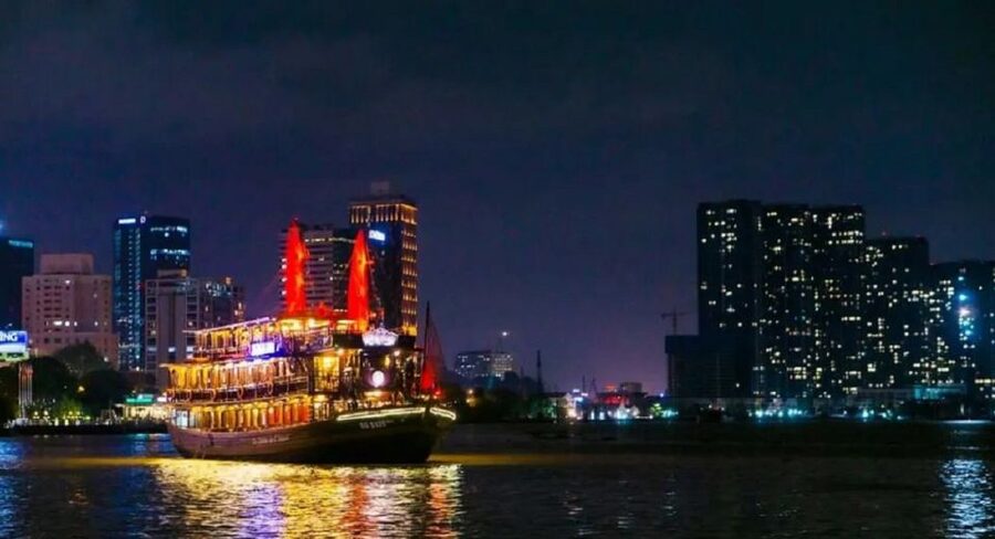 Ho Chi Minh City: Saigon River Dinner Cruise with Live Music - What this Saigon River cruise is really like