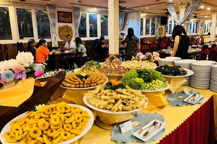 Ho Chi Minh City: Saigon River Dinner Cruise with Live Music - Vietnamese dinner: buffet or set menu