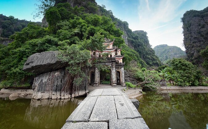 Hoa Lu Tam Coc Full-Day DELUXE Tour Including BUFFET LUNCH & River Boat Ride - Why Tam Coc deserves the day