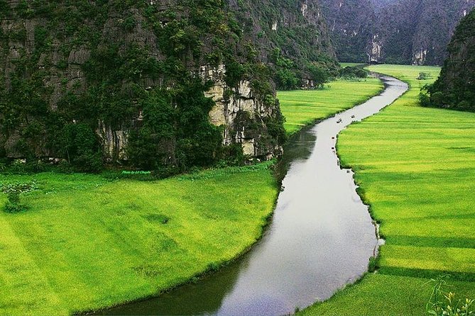 Hoa Lu Tam Coc Full-Day DELUXE Tour Including BUFFET LUNCH & River Boat Ride - The road from Hanoi: useful, but not glamorous