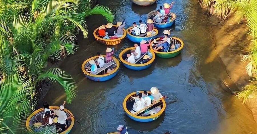 Hoi An: Basket Boat Tour by River Boat and Lantern Release - Releasing a lantern on the river