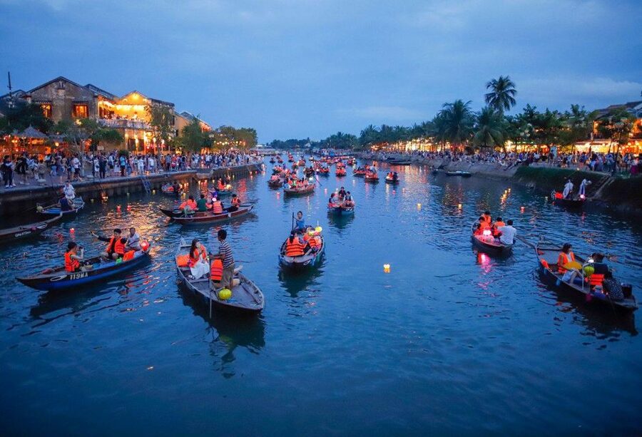 Hoi An : Hoai River Boat Trip by Night and Floating Lantern - A short night cruise with a clear purpose
