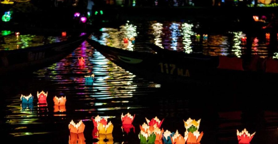 Hoi An : Hoai River Boat Trip by Night and Floating Lantern - Releasing your lantern on the Thu Bon River