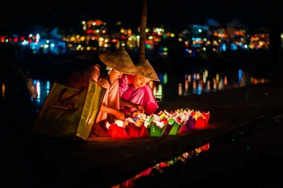 Hoi An : Hoai River Boat Trip by Night and Floating Lantern - What you see during the 10 to 15-minute ride