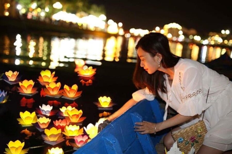 Hoi An : Hoai River Boat Trip by Night and Floating Lantern - Who will enjoy this activity most?