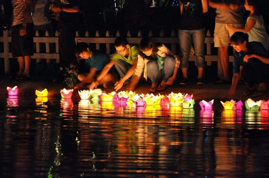 Hoi An: Hoai River Night Boat Trip and Floating Lantern - A Small Lantern Ritual on the Hoai River