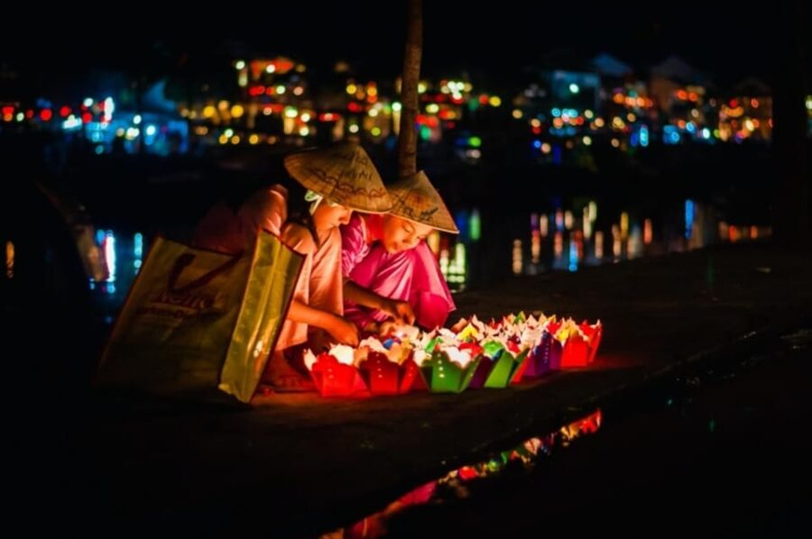 Hoi An: Hoai River Night Boat Trip and Floating Lantern - Lighting Your Flower Lantern