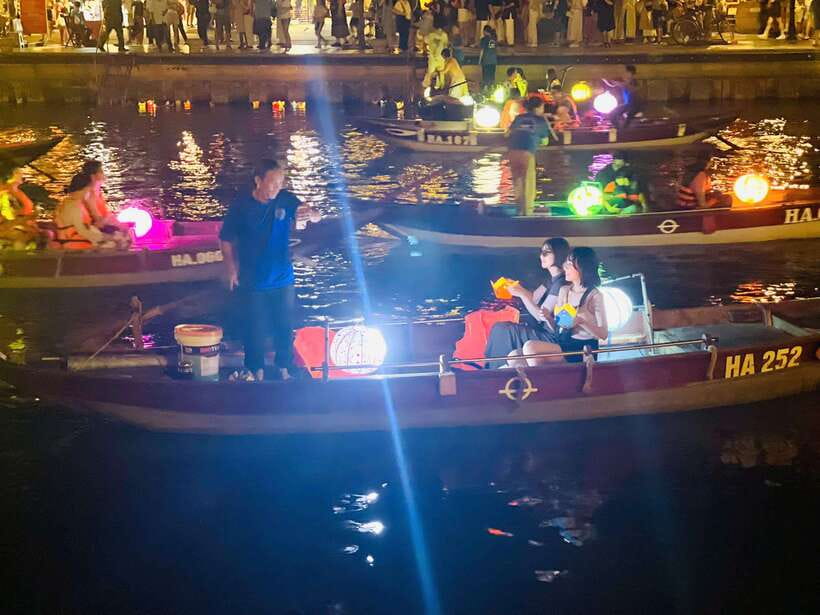 Hoi An: Lantern Boat Ride on the Hoai River - Releasing your flower lantern