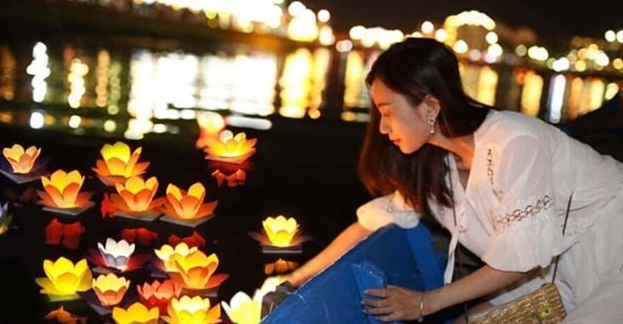 Hoi An Lantern Boat Ride on the Thu Bon River - Taking Photos Without Losing the Moment
