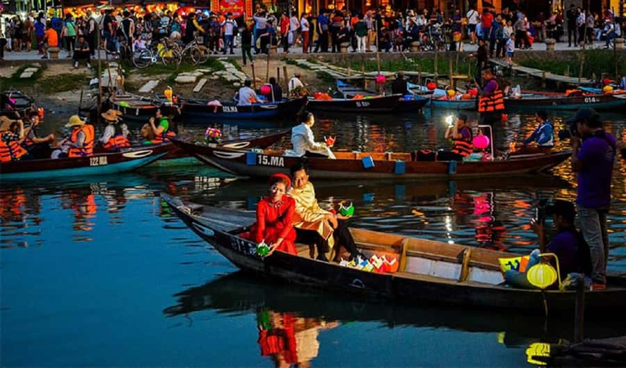 Hoi An : Night Boat Trip and Floating Lantern on Hoai River - Releasing one lantern with a personal wish
