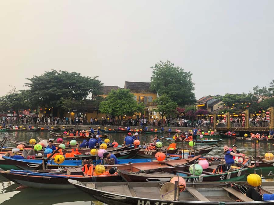 Hoi An : Night Boat Trip and Floating Lantern on Hoai River - Fifteen minutes on the Hoai River