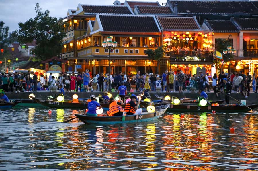 Hoi An : Night Boat Trip and Floating Lantern on Hoai River - Boarding a boat built for one to five people