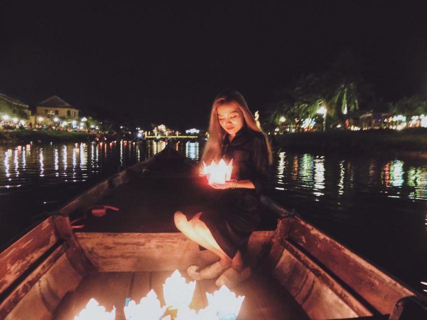 Hoi An: Night Boat Trip and Release Lantern at Hoai River - Releasing the paper lantern