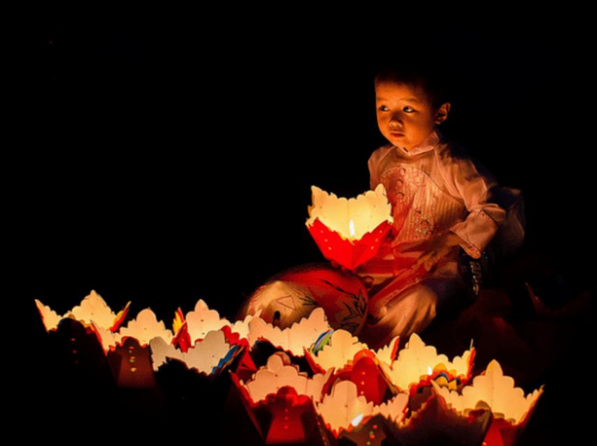 Hoi An: Night Boat Trip and Release Lantern at Hoai River - What the boat ride says about Hoi An