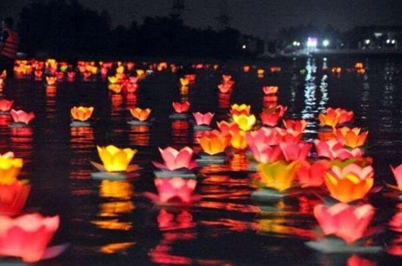 Hoi An: Private night boat Trip & release lantern on river - Releasing the Flower Lantern