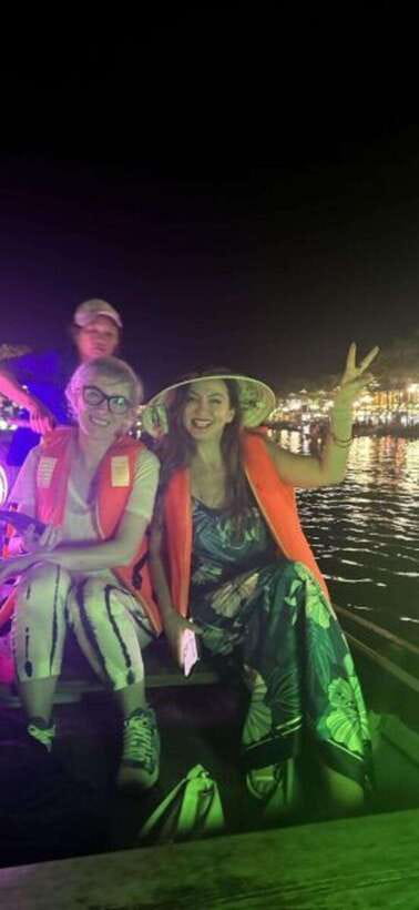 Hoi An: Private night boat Trip & release lantern on river - What Happens During the 15-Minute Boat Ride