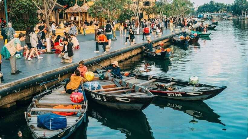 Hoi An: River Lantern Boat Experience with Free 5G eSIM - Releasing your lantern on the water