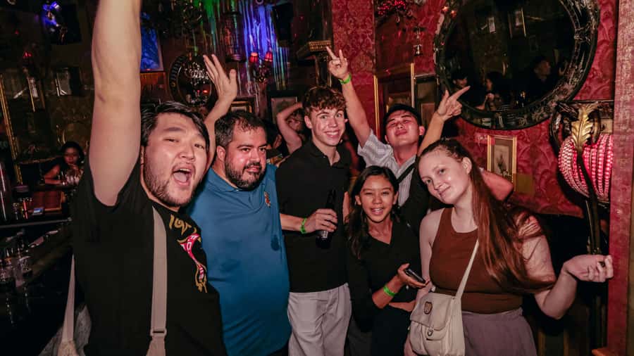 Hong Kong: 3-Hour Lan Kwai Fong Pub Crawl - The final club and what you need to wear