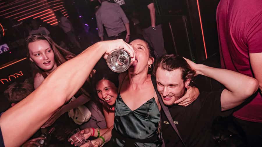 Hong Kong: 3-Hour Lan Kwai Fong Pub Crawl - What the guides add to the night
