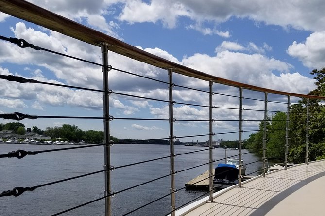 Hudson River Sightseeing Cruise from Albany - What this Albany cruise actually shows you