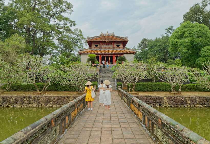 Hue: Dragon Boat, Perfume River, Pagoda & Royal Tomb Tour - Driver, guide, car, and the private format