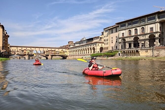 Kayaking on the Arno River in Florence under the Pontevecchio Arcade - What the guides add