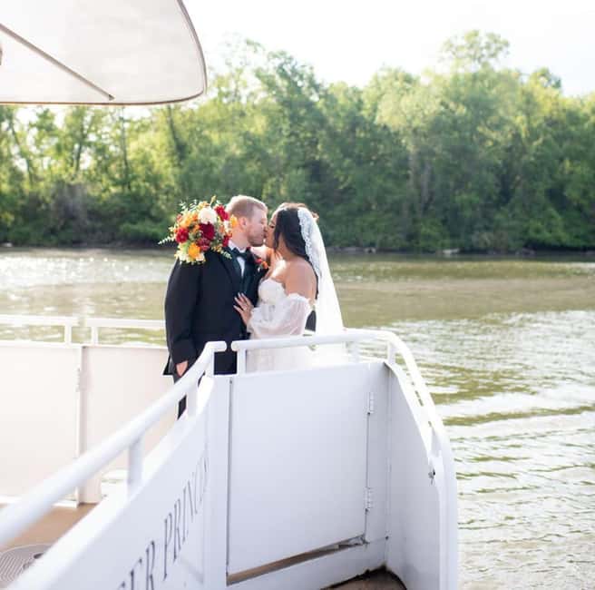 Knoxville: Sunset Dinner Cruise on Tennessee River - Romance and celebration options