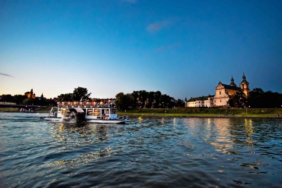 Krakow: 1-Hour Evening Vistula River Cruise - Norbertine Sisters, Rudawa, and Dębniki