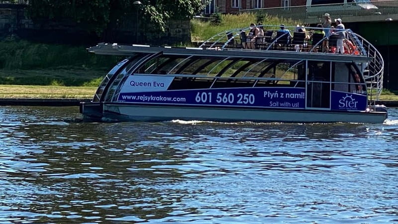 Krakow: Day or Night Vistula River Cruise with Audio Guide - Comfort, boarding, and the restaurant stop