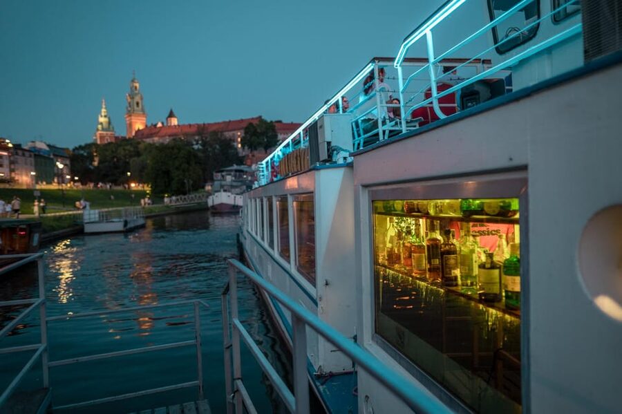 Kraków: Evening or Night River Cruise - Wawel Castle and the first turn along the Vistula