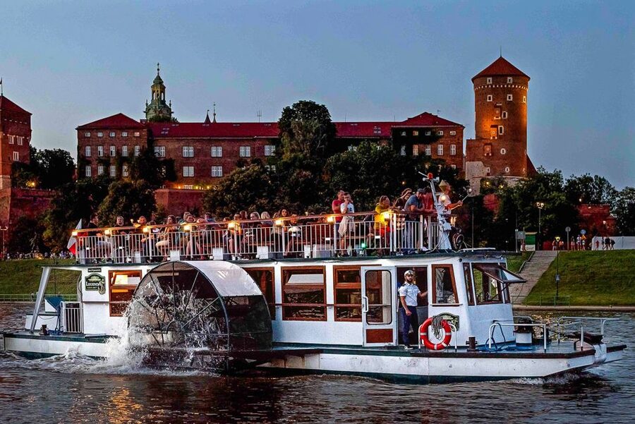 Krakow: Sightseeing Cruise by Vistula River - Finding the boat near Wawel