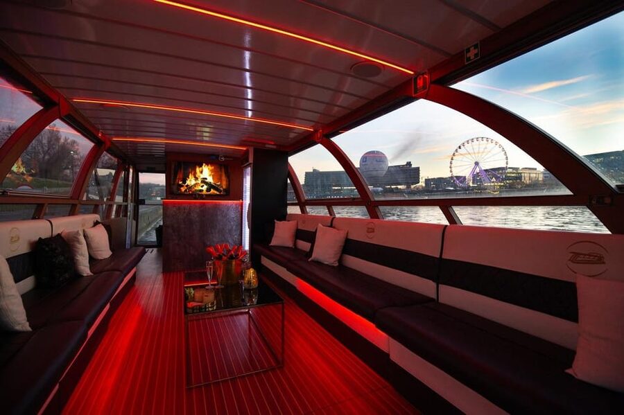Krakow: Sightseeing Cruise on the Vistula River - Manggha Museum and the modern riverfront