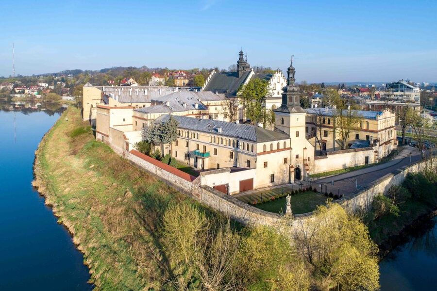 Krakow: Vistula River Cruise with Historical Views - Commentary, language, and the role of the crew