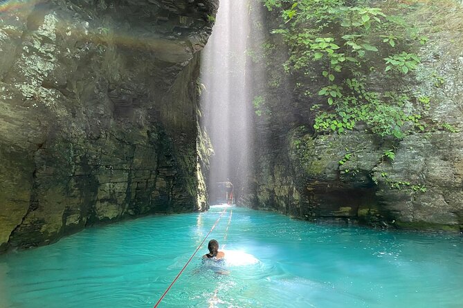 La Leona Waterfall Hike and River Tubing - Reaching La Leona through water and stone