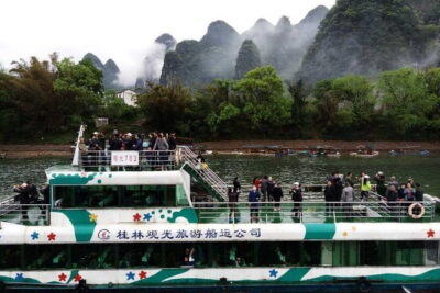 Li River Cruise and Yangshuo Private Day Tour from Guilin