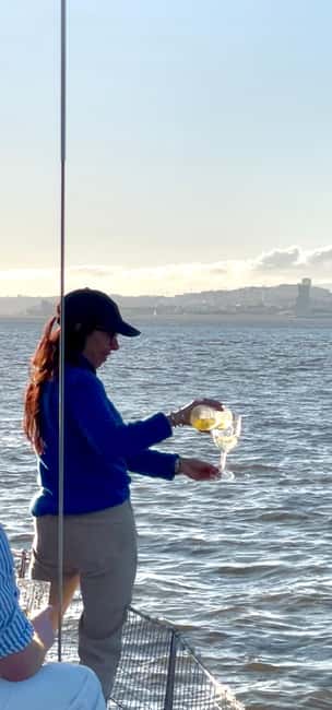 Lisboa:Sunset Sailing Tour at Tagus River with welcome drink - Starting at Alcântara Dock and getting settled
