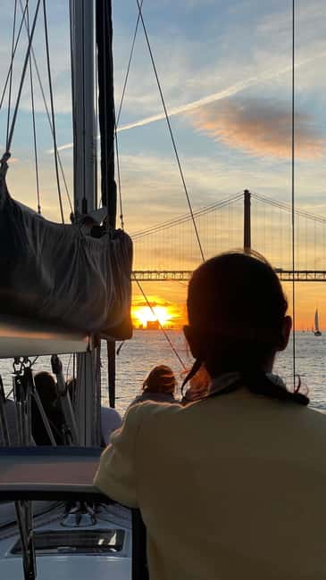 Lisboa:Sunset Sailing Tour at Tagus River with welcome drink - A drink, snacks, and the right kind of comfort