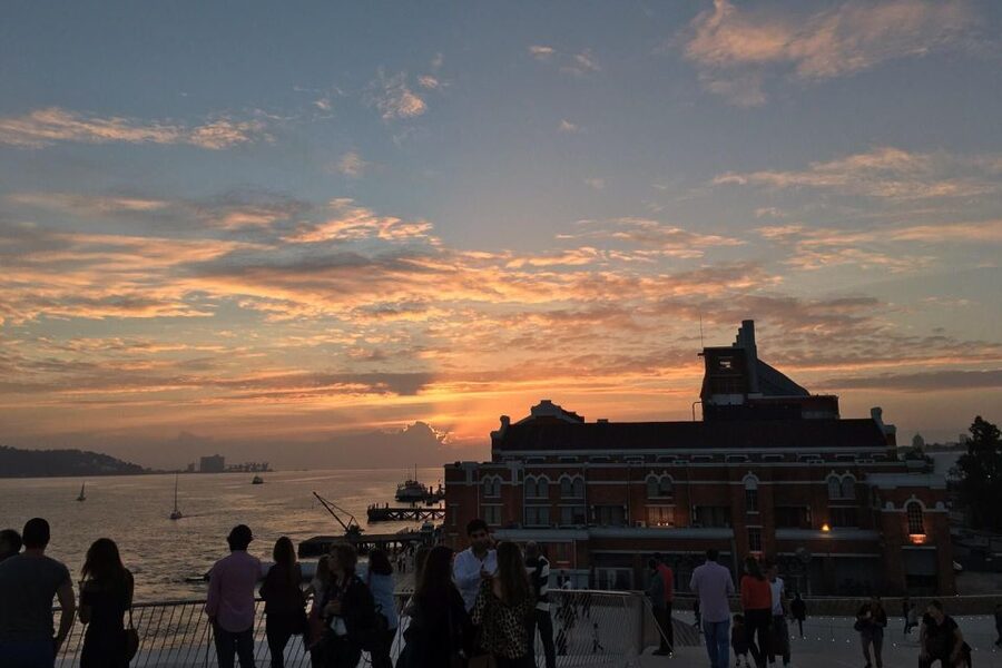 Lisbon Guided Tuk Tuk Tour: The City by the River - The two-hour question