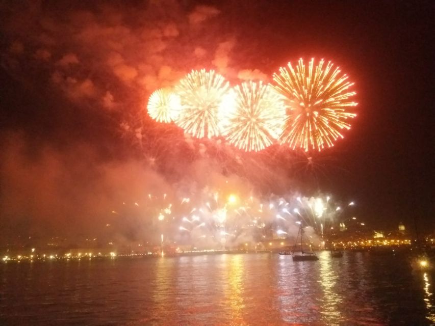 Lisbon: New Year's Eve Tagus River Cruise with Open Bar - The boat, the bar, and the cold-weather question