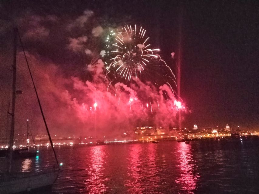 Lisbon: New Year's Eve Tagus River Cruise with Open Bar - Commerce Square and the midnight fireworks
