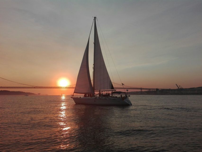 Lisbon: New Year's Eve Tagus River Cruise with Open Bar - What the $235 price really covers