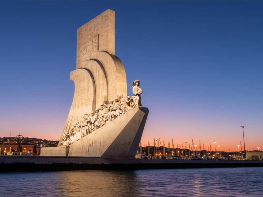 Lisbon Night Cruise: Illuminated Sights on the Tagus River - Praça do Comércio and the first river views