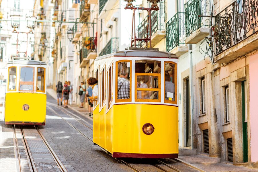 Lisbon on foot: From the hills to the river - Dutch guide - São Pedro de Alcântara: begin with the city below