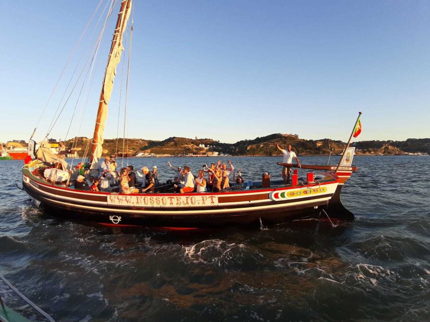 Lisbon: River Tagus Sightseeing Cruise in Traditional Vessel - Lisbon Cathedral and Castelo de São Jorge from the Water