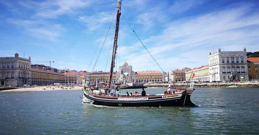Lisbon: River Tagus Sightseeing Cruise in Traditional Vessel - Praça do Comércio and Ribeira das Naus
