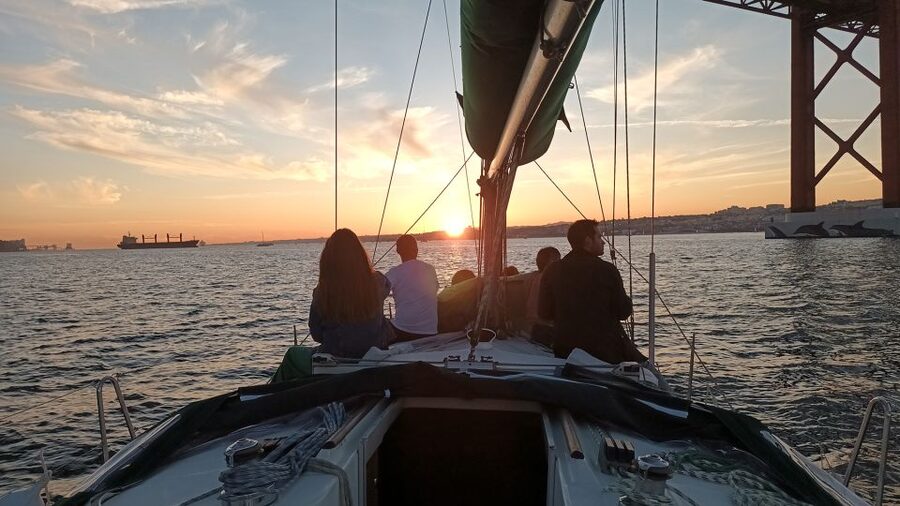 Lisbon: Sunset Cruise on The Tagus River with Welcome Drink - The 25 de Abril Bridge and the south bank