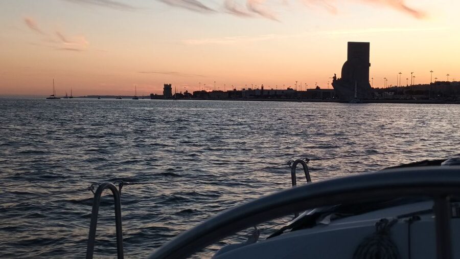 Lisbon: Sunset Cruise on The Tagus River with Welcome Drink - Commerce Square, the castle, and the old city