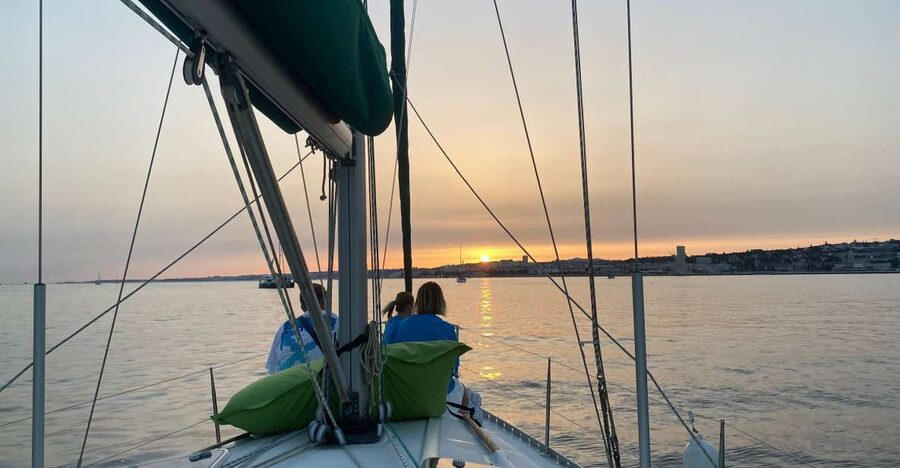 Lisbon: Sunset Cruise on The Tagus River with Welcome Drink - What the guides add to the sailing