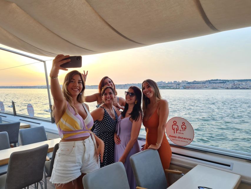Lisbon: Sunset Cruise with Welcome Drink and Snacks - At a glance