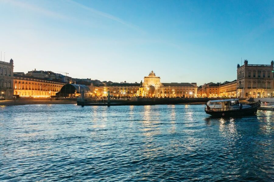 Lisbon: Sunset Cruise with Welcome Drink and Snacks - Choosing the right seat and what to pack